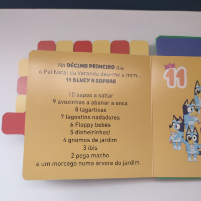 Página de livro infantil com texto em português e abas coloridas, ilustração de personagens animais vestindo roupas azuis