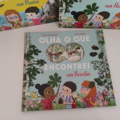 Capa de livro infantil 'OLHA O QUE ENCONTREI na Floresta' com ilustrações coloridas e janelas circulares