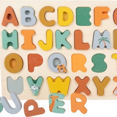 Quebra-cabeça de madeira com letras coloridas do alfabeto e base clara