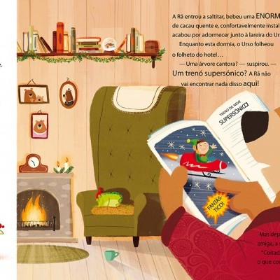 Urso a ler revista numa sala com lareira, cadeira verde, garrafas e quadros na parede clara