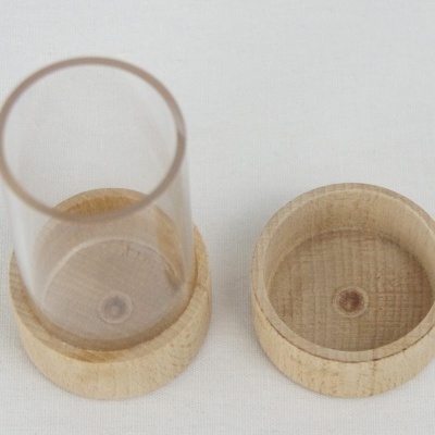 Base redonda em madeira com tampa e vidro transparente