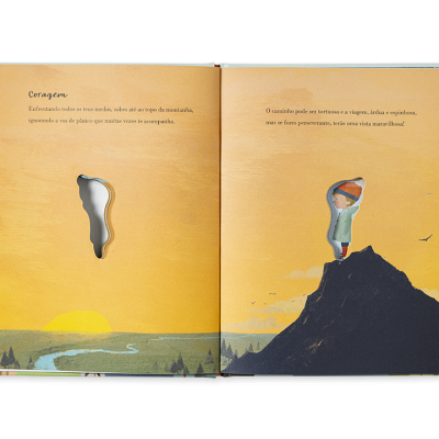 Livro infantil aberto mostrando ilustração de pôr do sol, montanha e texto em português