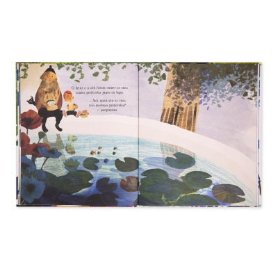 Livro infantil aberto com ilustração de animais junto a um lago com nenúfares e texto em português.