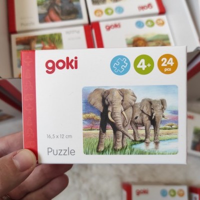 Caixa de puzzle Goki branco com imagem de elefantes e texto 4+ e 24 peças