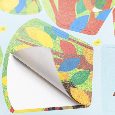 Autocolantes coloridos com padrões de folhas e uma parte destacada mostrando o verso branco.