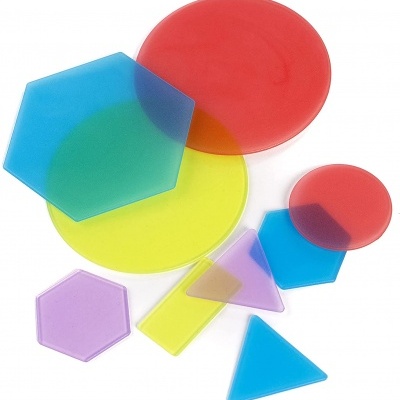 Peças geométricas coloridas de plástico translúcido