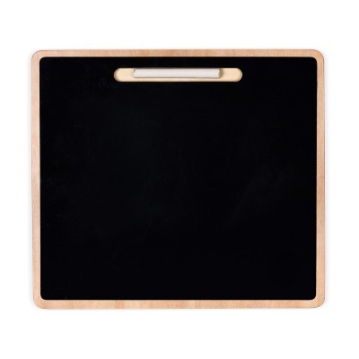 Quadro negro com moldura de madeira e peça branca na barra superior