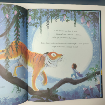Ilustração de livro infantil com tigre e criança numa árvore à noite