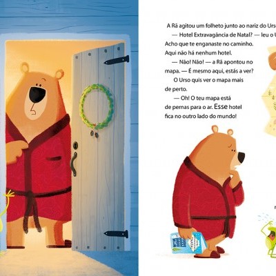 Livro infantil com ilustrações de um urso e um personagem verde junto a uma porta com coroa de louros