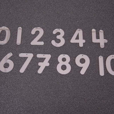Números de plástico branco de 0 a 10 sobre superfície preta