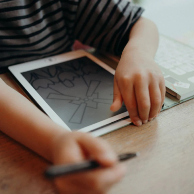 Tablet Mágico com ilustrações: Oceanos e Piratas | KidyWolf