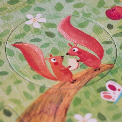 Ilustração de dois esquilos vermelhos em ramo com fundo verde de folhas e flores brancas