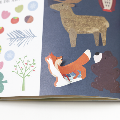 Livro infantil aberto com ilustrações de animais e elementos da natureza