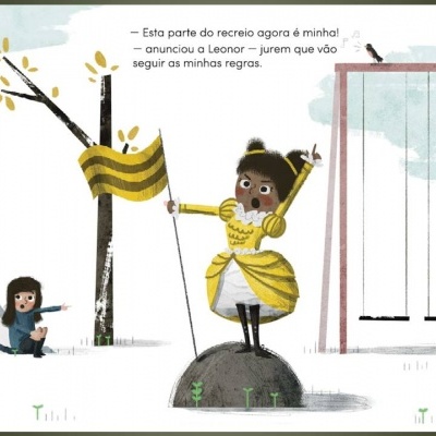 duas crianças a brincar no parque infantil, uma em vestido amarelo com riscas pretas sobre pedra, outra sentada no escorrega azul