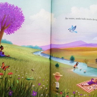 Ilustração de campo com árvore roxa, pessoas, vaca, rio e texto em português