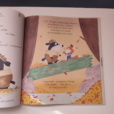 Ilustração de livro infantil com texugo e raposa em tronco verde e folhas de outono, texto em português à direita