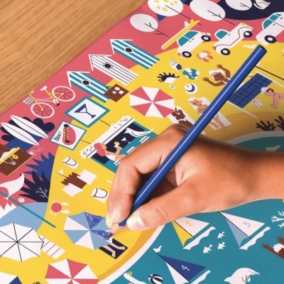 Mão a colorir ilustração de praia colorida com vários elementos