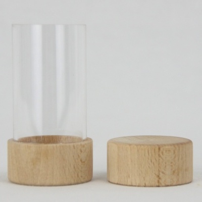 Frasco cilíndrico com base e tampa em madeira clara e corpo transparente