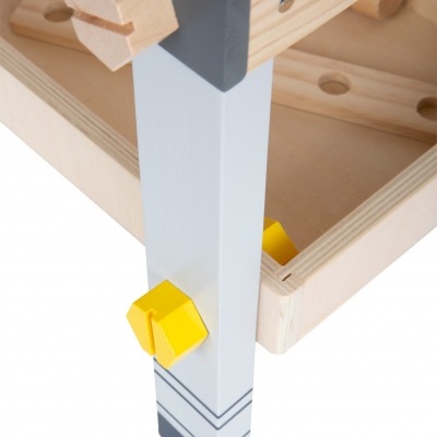 Pernas de madeira pintadas com detalhes cinza e amarelo, parte inferior de mobiliário