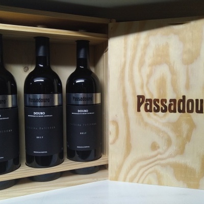 Garrafas de vinho Passadouro Douro Reserva Especial 2017 numa caixa de madeira