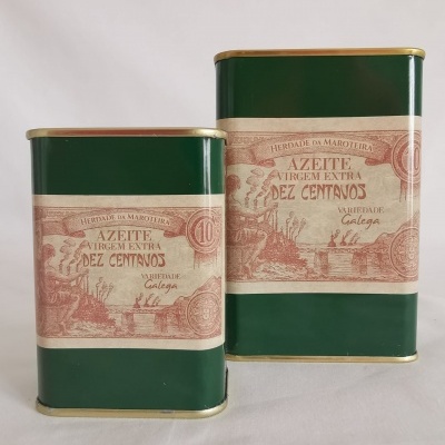 Duas latas verdes de azeite virgem extra com rótulo creme e texto castanho sobre fundo branco