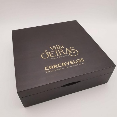 Caixa de madeira preta com texto dourado VILLA OEIRAS CARCAVELOS