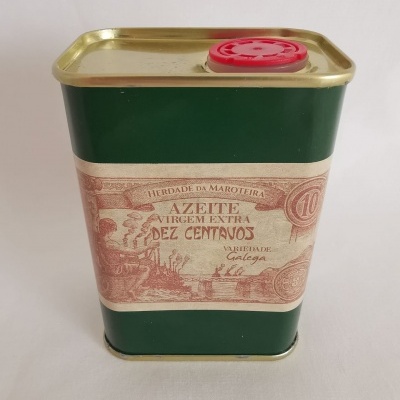 Lata verde e dourada de azeite virgem extra com rótulo e tampa vermelha