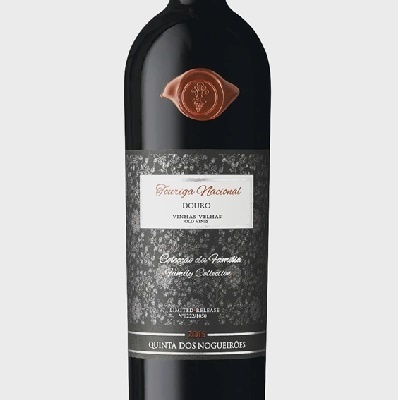 Garrafa de vinho tinto Principe d'Oeiras com selo de cera e rótulo detalhado.