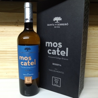 Garrafa de vinho branco Moscatel Galego-Branco com rótulo azul e caixa preta