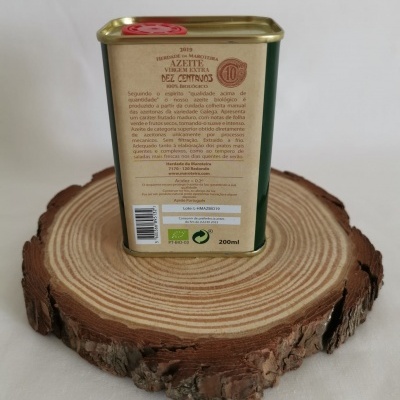 Lata de azeite virgem extra sobre disco de madeira com texto em português no rótulo