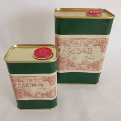 Dois recipientes metálicos verdes de azeite com etiquetas vintage