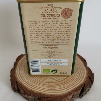 Lata metálica verde e dourada de azeite biológico sobre base de madeira