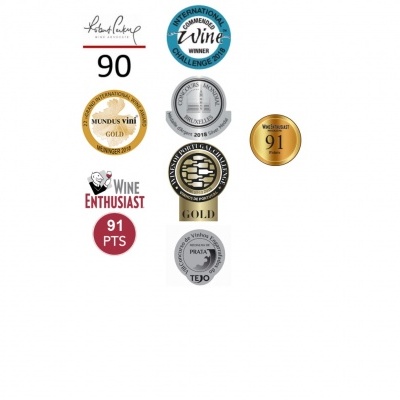 Medalhas e selos de premiações de vinho com textos e símbolos variados