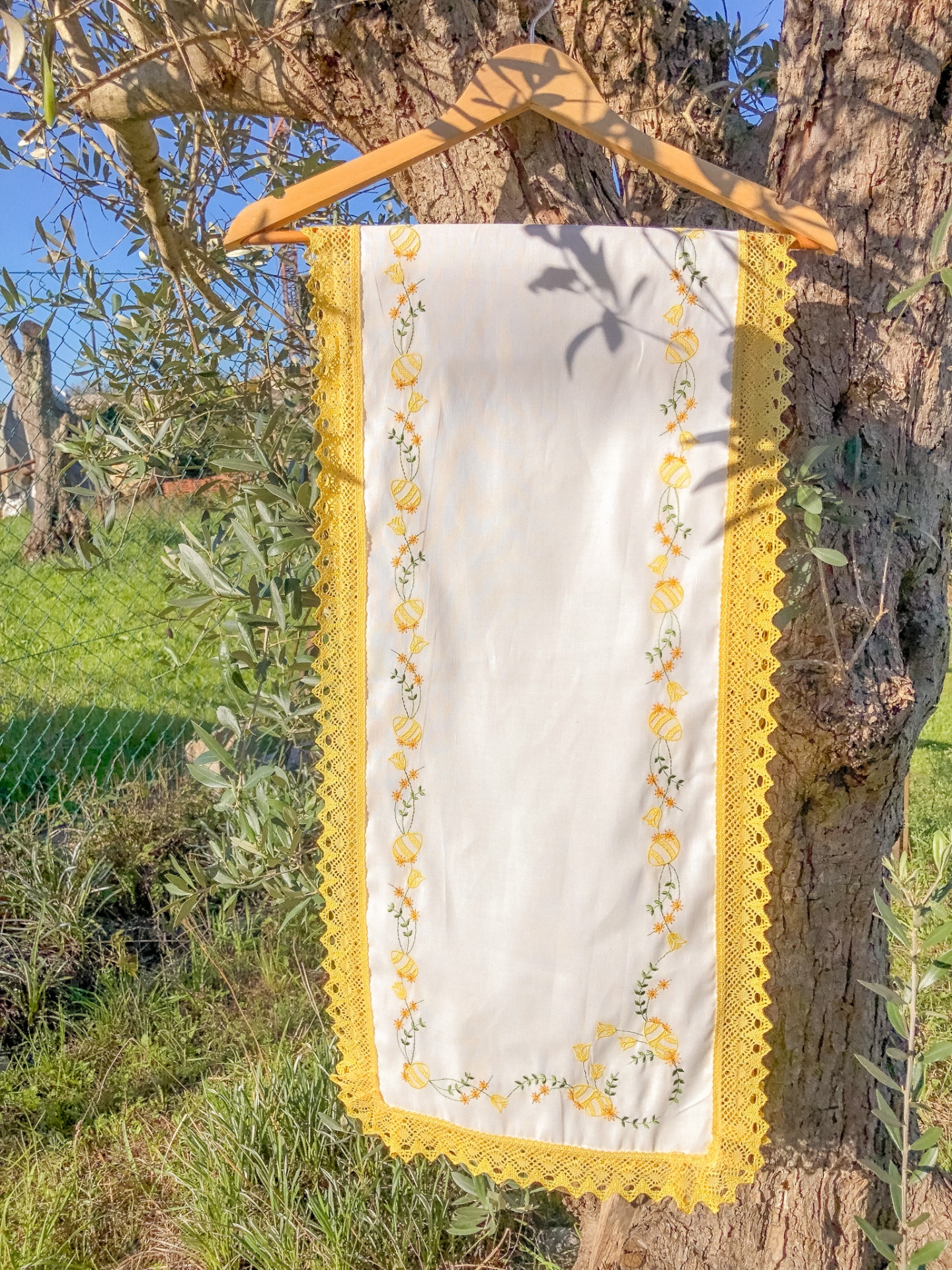 Centro de Mesa com Renda | Ovos e Flores | Amarelo