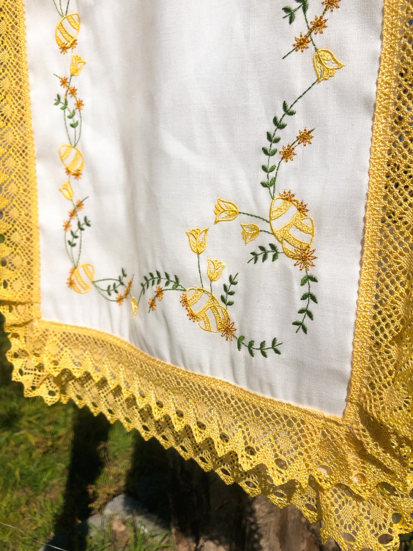 Centro de Mesa com Renda | Ovos e Flores | Amarelo