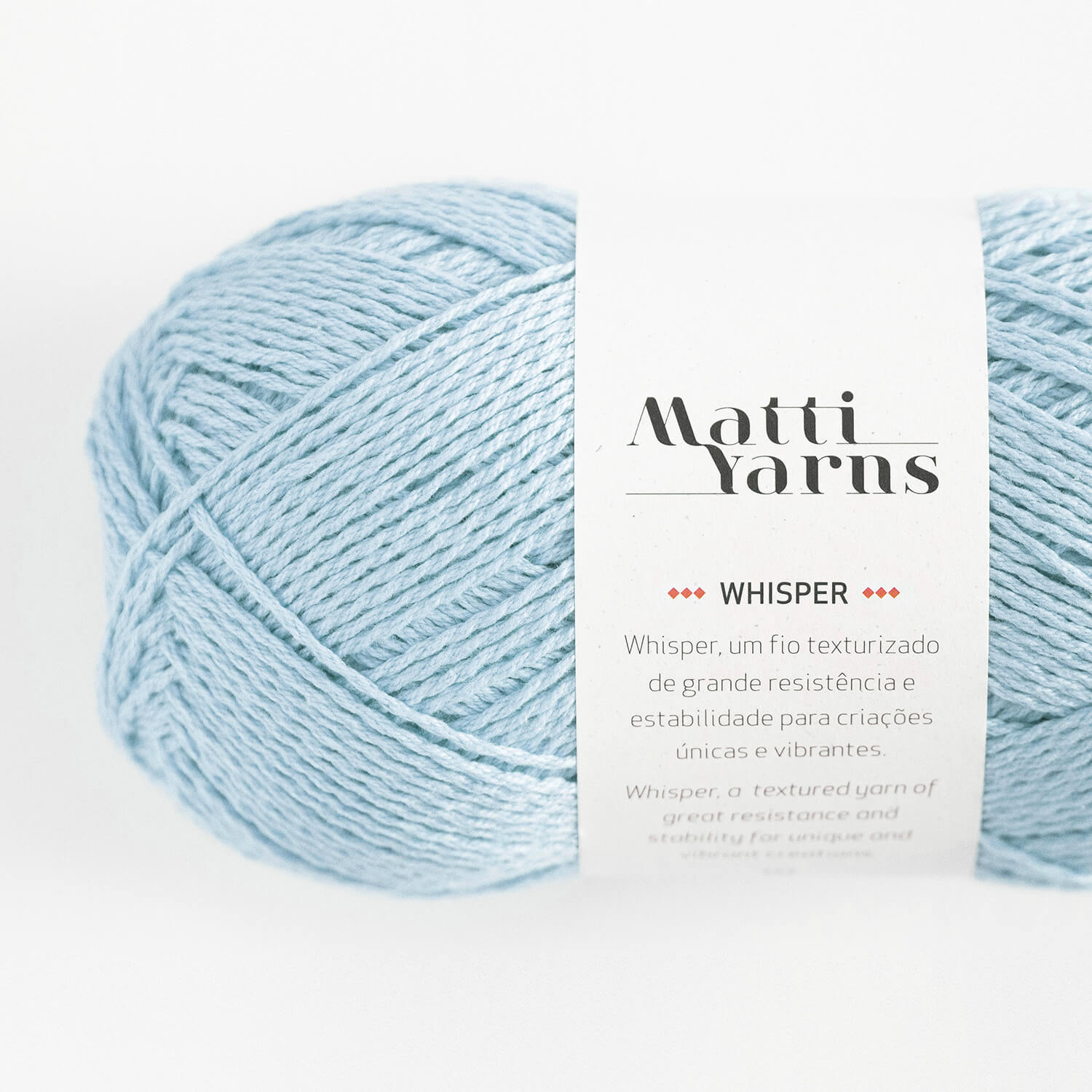 Novelo de fio azul claro Matti Yarns Whisper com etiqueta branca em fundo branco