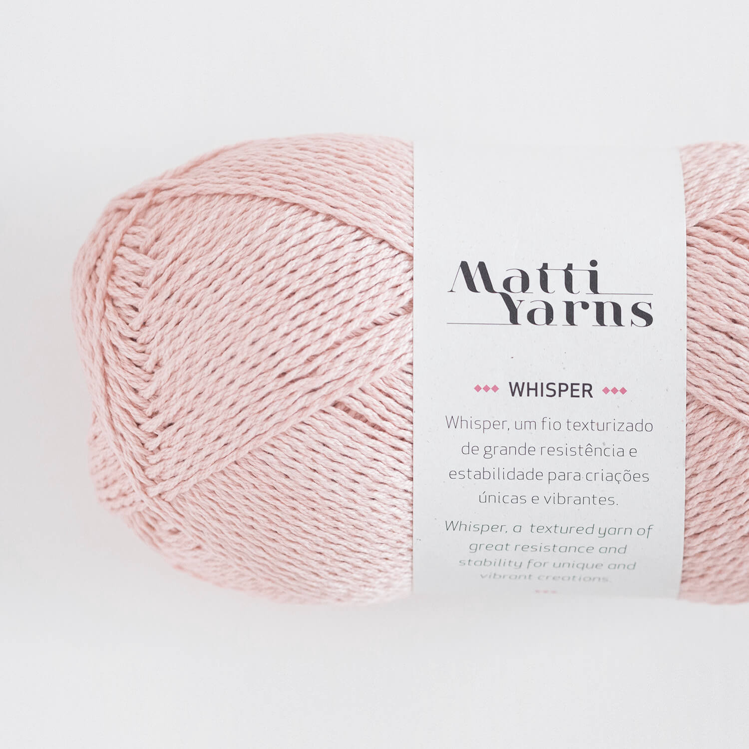 Novelo de fio texturizado rosa claro com etiqueta branca da marca Matti Yarns