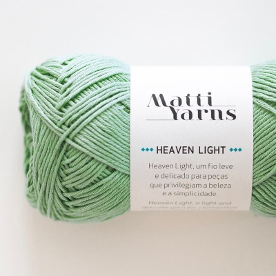 Novelo de fio verde claro com etiqueta da marca Matti Yarns e texto HEAVEN LIGHT