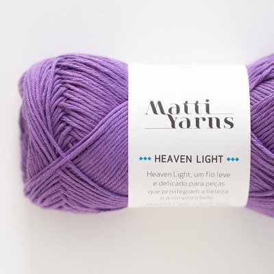 Novelo de lã lilás com etiqueta branca da Matti Yarns HEAVEN LIGHT