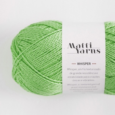 Novelo de fio verde claro com rótulo branco da Matti Yarns Whisper