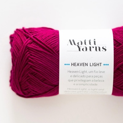 Novelo de fio rosa choque com etiqueta branca da marca Matti Yarns