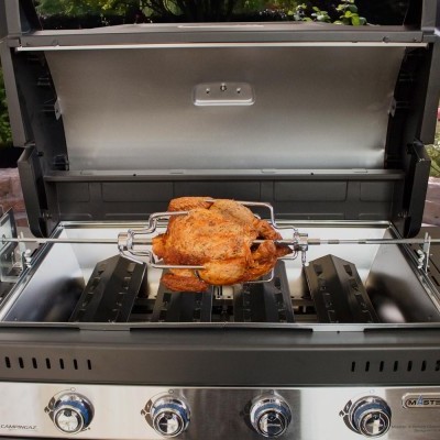 Grelhador a gás de aço inoxidável com frango no espeto giratório