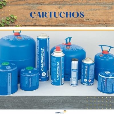 Cartuchos de gás azul de vários tamanhos com texto Campingaz e High Power