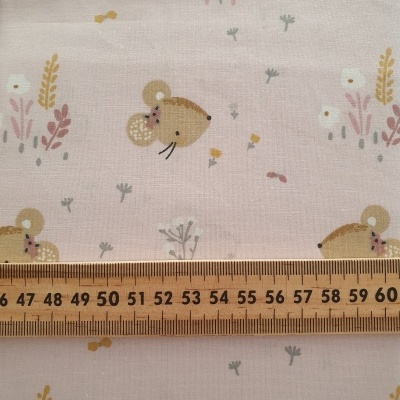 tecido rosa com padrão de ratinhos e flores e régua de madeira