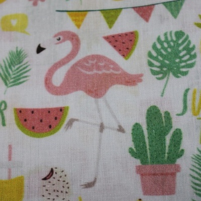 Tecido branco com padrão divertido de flamingo, frutas e plantas.