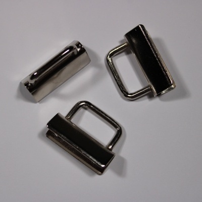 Peças metálicas pequenas prateadas com acabamento brilhante em fundo branco