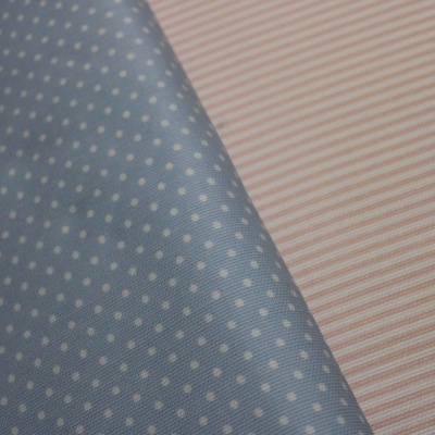tecido azul com bolinhas brancas e tecido com riscas finas vermelhas