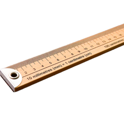 Régua de madeira clara com escalas em milímetros e centímetros.