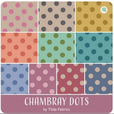 Amostras de tecido com padrão de bolinhas e texto CHAMBRAY DOTS by Tilda Fabrics