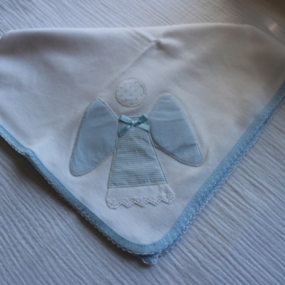 Fralda de bebé branca com bordado de anjo azul